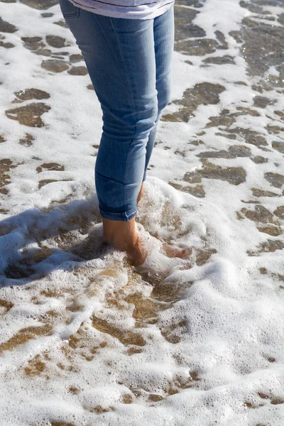 바닷물에서 암컷의 다리를 수직으로 — 스톡 사진