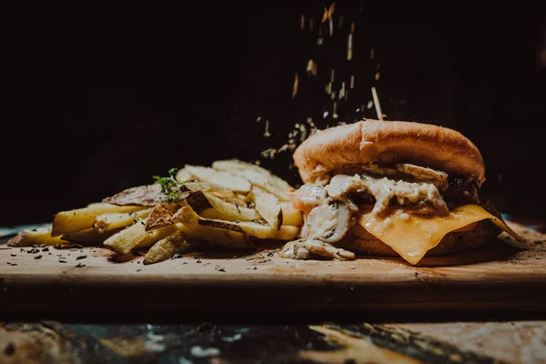 Close Hambúrguer Com Batatas Fritas Tábua Madeira — Fotografia de Stock