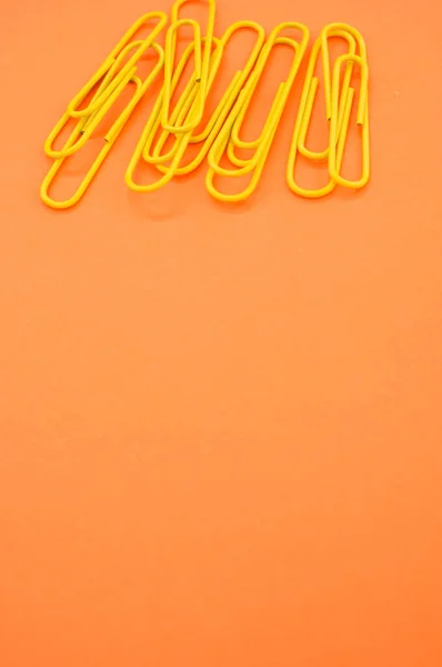 Вертикальний Знімок Жовтих Паперів Помаранчевому Фоні Пробілом Вашого Тексту — стокове фото