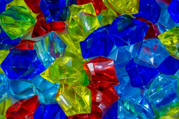 Zbliżenie Kolorowych Sztucznych Kryształów Stole Pod Światłami — Zdjęcie stockowe