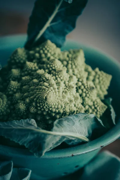 Egy Közelkép Romanesco Brokkoliról Egy Tálban — Stock Fotó