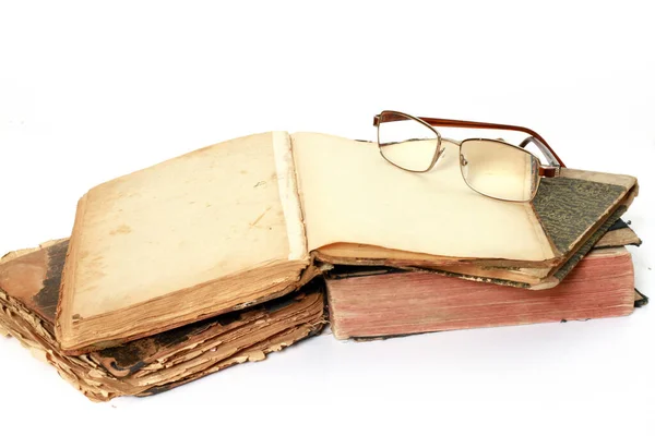 旧书上的眼镜被白色的背景隔开了 — 图库照片