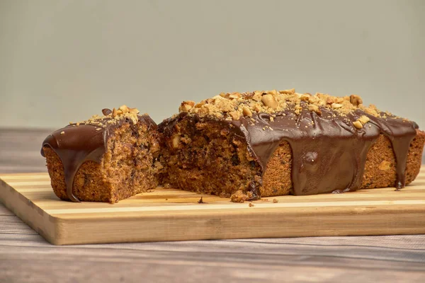 Крупный План Шоколадного Торта Орехами Деревянной Доске — стоковое фото