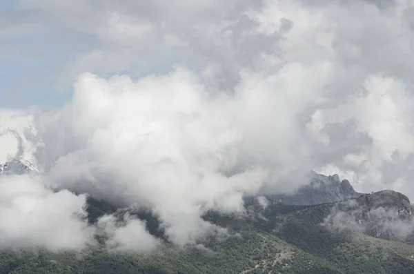 Uitzicht Bergketen Van Venetiaanse Prealpen Onder Dikke Wolken — Stockfoto