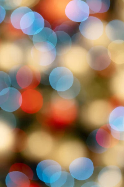 Noel Ağacındaki Bulanık Bokeh Işıklarının Dikey Görüntüsü — Stok fotoğraf