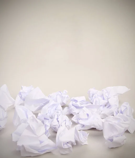 Beyaz Arka Planda Buruşmuş Kağıdın Dikey Görüntüsü — Stok fotoğraf