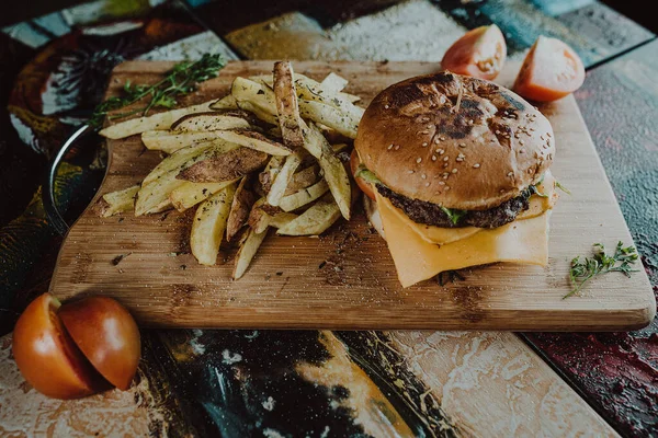 Close Hambúrguer Com Batatas Fritas Tábua Madeira — Fotografia de Stock