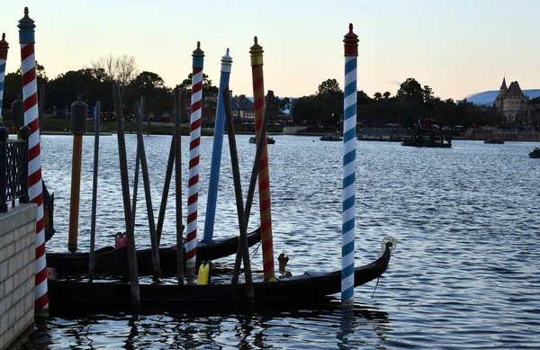 Colored Posts Gondola Boats Moored Coast Sunset — Stock Photo, Image