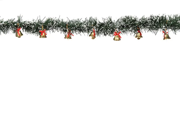 白い背景に赤いリボンを持つ黄金の鐘とクリスマスの装飾用のガーランドの閉鎖 — ストック写真