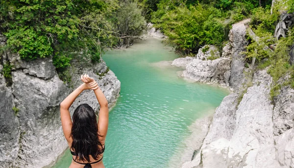 Una Mujer Sexy Vistiendo Traje Baño Sentada Una Gran Piedra —  Fotos de Stock