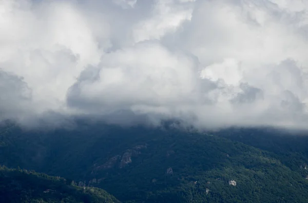 Blick Auf Die Gebirgskette Der Venezianischen Voralpen Unter Dicken Wolken — Stockfoto