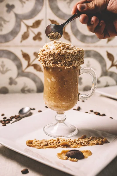 Een Verticaal Close Shot Van Een Barista Gieten Noten Een — Stockfoto