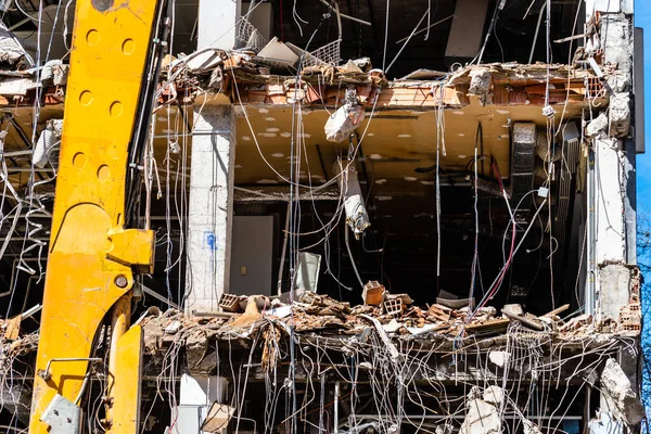 Tavandan Sarkan Açık Kablolarla Yıkılan Yıkılan Dev Bir Bina — Stok fotoğraf