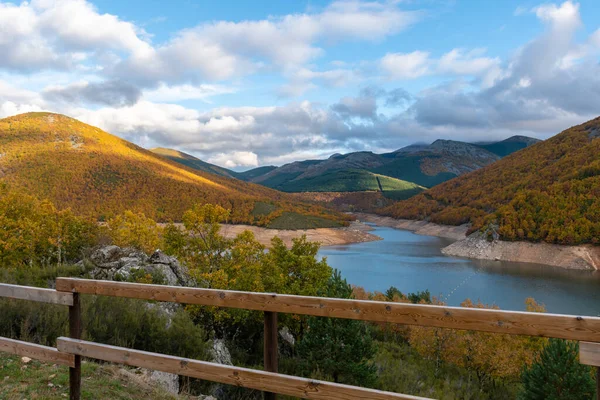 Plano Ángulo Alto Río Rodeado Colinas Coloridos Bosques Otoñales Día — Foto de Stock