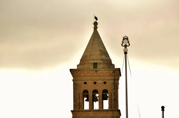 ビルゼブガ マルタ 2015年10月16日 シコニア シコニアの白コウノトリのシルエットがマルタ島に移住 鳥はマルタのカトリック教会の鐘楼でバランスを保っています — ストック写真