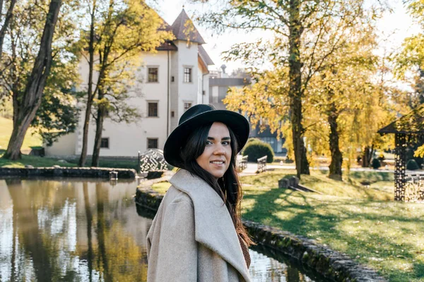 Een Eye Level Closeup Portret Van Een Elegante Vrouwelijke Brunette — Stockfoto