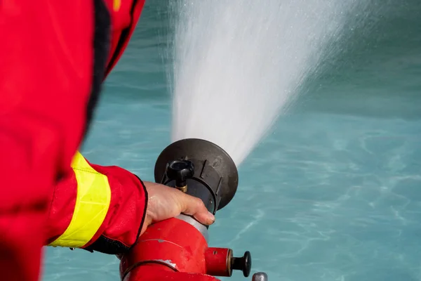 Nahaufnahme Eines Feuerwehrmannes Der Den Wasserschlauch Reguliert — Stockfoto
