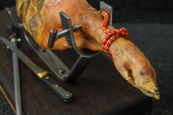 Closeup Piece Pork Meat Thigh Steel Holder — 스톡 사진