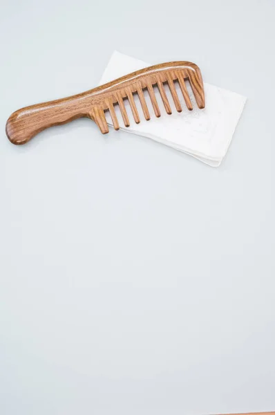 Peine Madera Aislado Sobre Pañuelo Blanco Sobre Fondo Gris — Foto de Stock