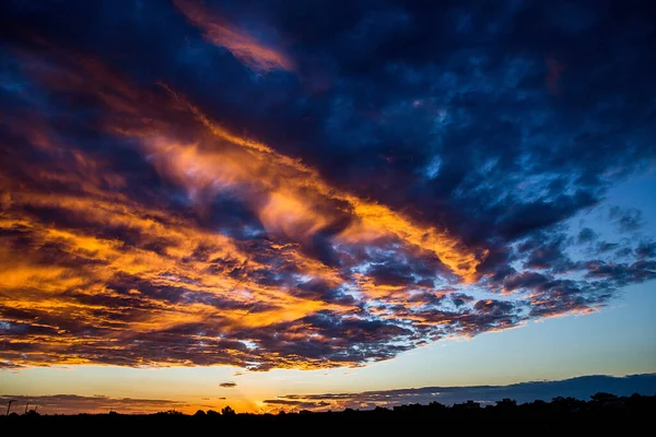 Крупный План Ярко Оранжевых Облаков Заката — стоковое фото