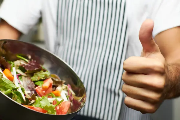 Een Close Shot Van Een Kok Die Een Zomersalade Een — Stockfoto