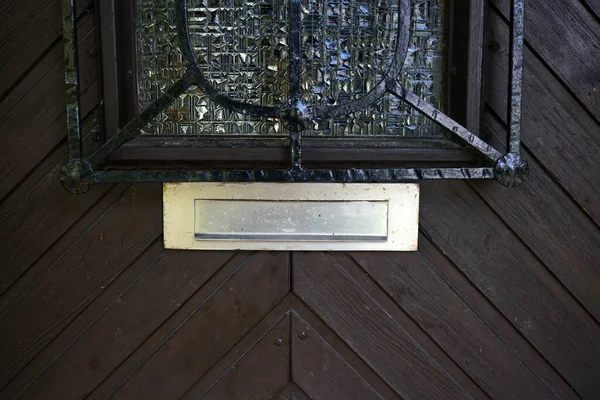 Ένα Κοντινό Πλάνο Μιας Σχισμής Μια Ξύλινη Πόρτα — Φωτογραφία Αρχείου