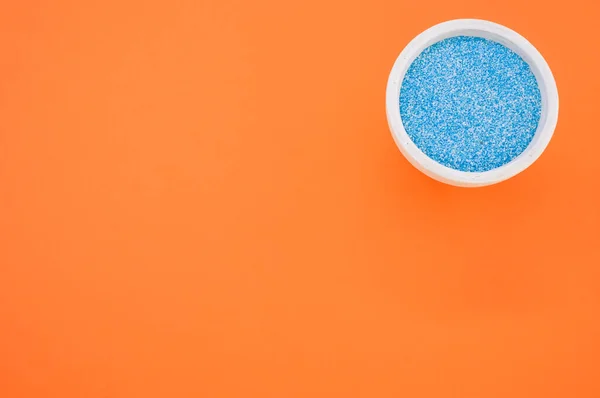 Colpo Testa Sabbia Blu Una Pentola Miniatura Sfondo Arancione Con — Foto Stock