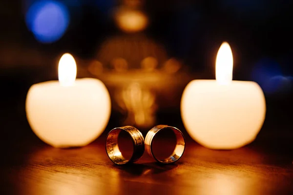 Close Dois Anéis Perto Luz Velas Romântica — Fotografia de Stock