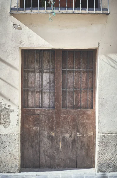 Colpo Verticale Una Vecchia Porta Legno Muro Cemento — Foto Stock