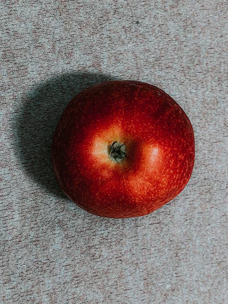 Gros Plan Vertical Pomme Rouge Fraîche — Photo