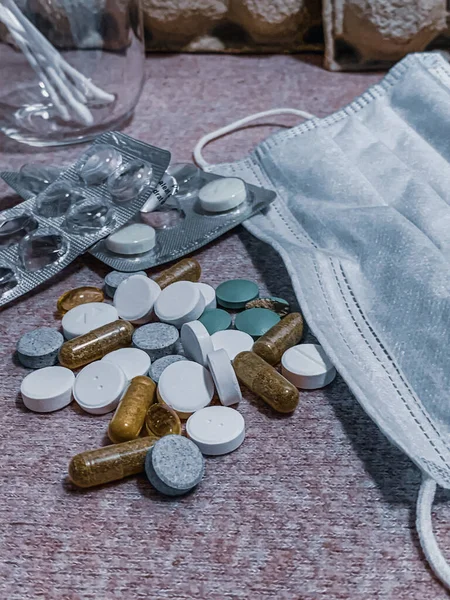 Egy Közelkép Gyógyszeres Tablettákról Egy Védőmaszkról Covid — Stock Fotó