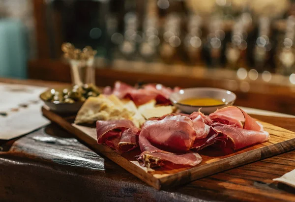 Een Charcuterie Bord Met Gezouten Varkensvlees Saus Brood Olijf — Stockfoto