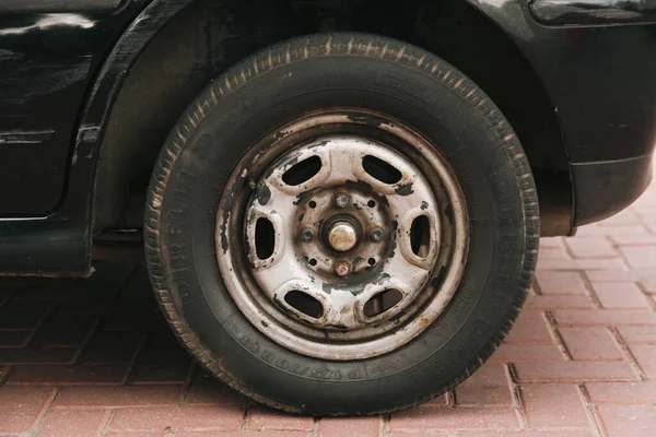 一个旧汽车车轮的特写镜头 — 图库照片