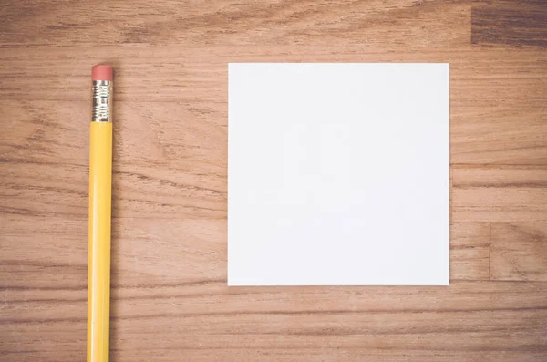 白色空白备忘录和铅笔平铺在木制纹理表面 上面有文字空间 — 图库照片
