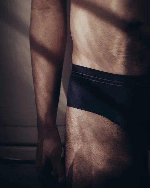Detailní Vertikální Záběr Atraktivního Svalnatého Muže Černém Spodním Prádle Stíny — Stock fotografie
