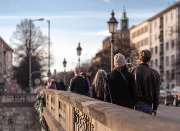 Une File Attente Personnes Debout Sur Pont Entouré Bâtiments Sous — Photo