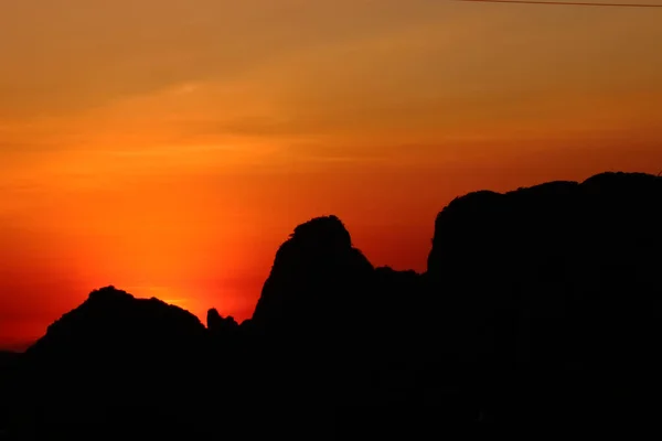 Силуэт Камней Фоне Оранжевого Неба Закате — стоковое фото