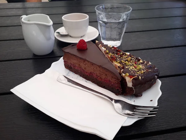 Pedaços Bolos Chocolate Com Bagas Servidas Com Café — Fotografia de Stock