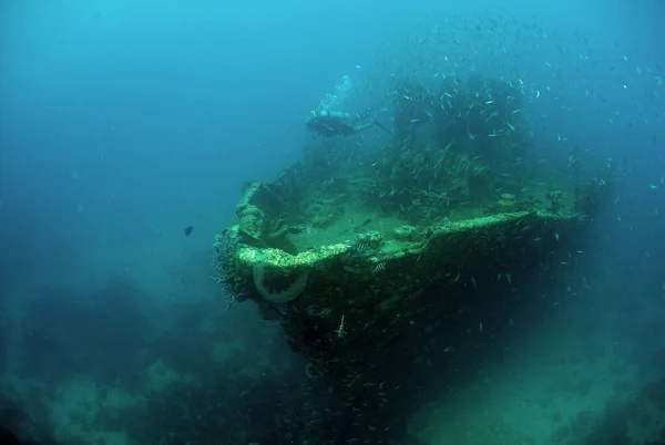 Schöne Aufnahme Eines Tauchers Der Tiefsee Der Das Alte Metallschiff — Stockfoto