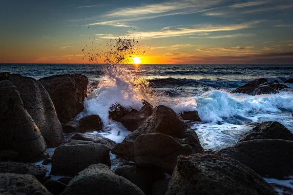 Eine Landschaft Aus Wellen Die Bei Sonnenuntergang Die Felsen Werfen — Stockfoto