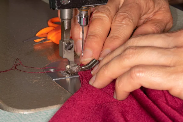 Крупный План Человека Работающего Над Швейной Машинкой — стоковое фото