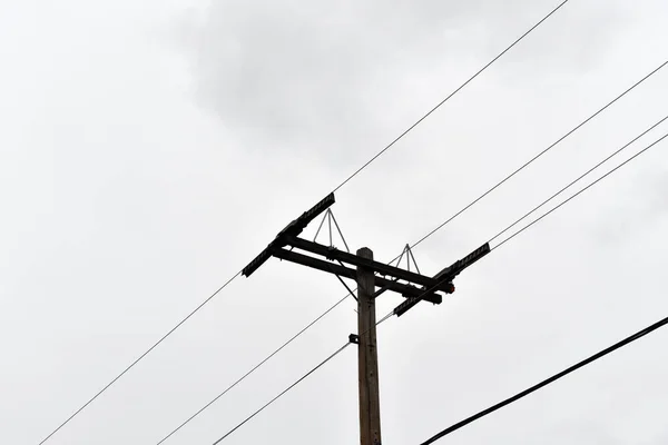 Låg Vinkel Skott Overhead Kraftledning Klar Himmel — Stockfoto