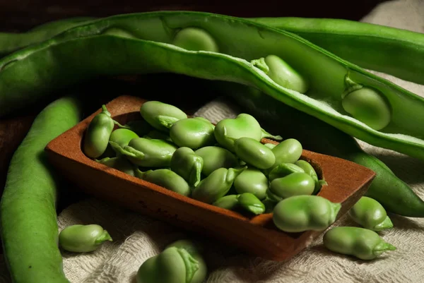 Primer Plano Habas Frescas Crudas Las Vainas Una Pila Habas — Foto de Stock