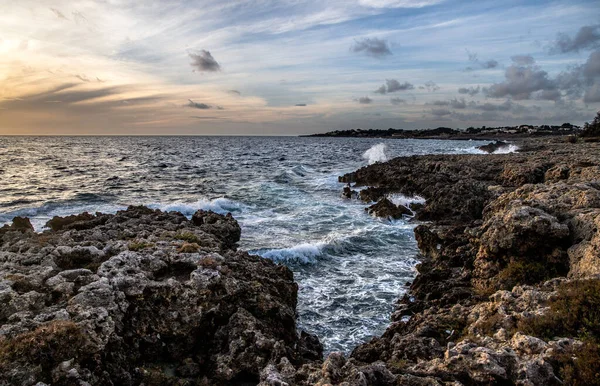 Ett Landskap Vågor Som Kastar Klipporna Italien Solnedgången — Stockfoto