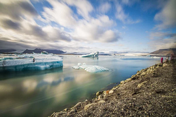 Eine Nahaufnahme Von Frost Einem See Unter Bewölktem Himmel — Stockfoto