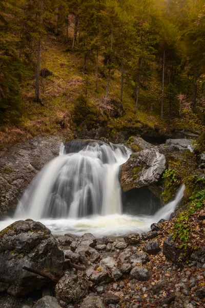 Vertikal Över Vattenfallsbäck Omgiven Klippor Hösten — Stockfoto