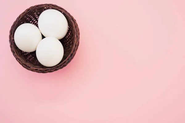 Tiro Ángulo Alto Una Cesta Huevos Sobre Una Superficie Rosa — Foto de Stock