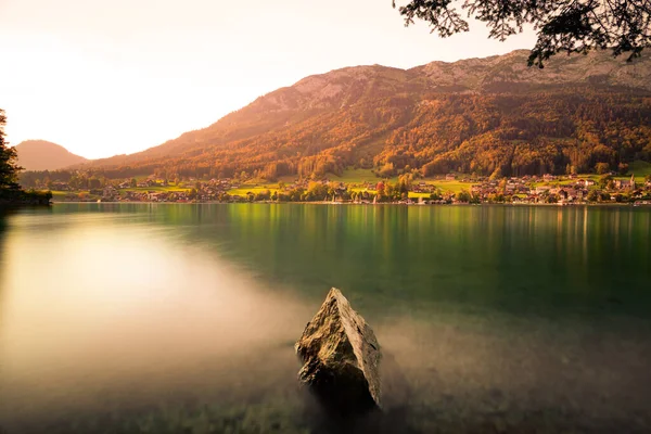 Ένα Τοπίο Μιας Λίμνης Που Περιβάλλεται Από Κτίρια Και Βουνά — Φωτογραφία Αρχείου