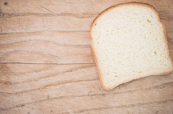 Ett Platt Lager Skiva Vitt Bröd Ett Träbord Med Plats — Stockfoto