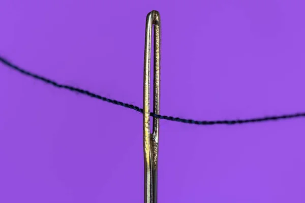 Крупним Планом Знімок Голки Нитки Фіолетовому Фоні — стокове фото